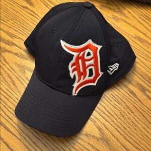 Detroit Tigers New Era Black Cap with Red and White Embroidery
